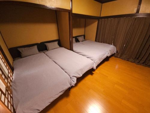 Kita Ward House | 無料駐車場付き 広々一軒家を最大5名様に貸し出し 家禄亭