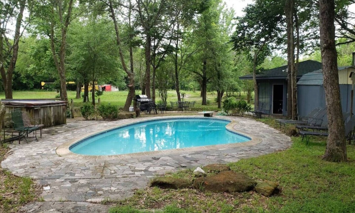 Elmo House | 1 Large Bedroom| Estate | Pool