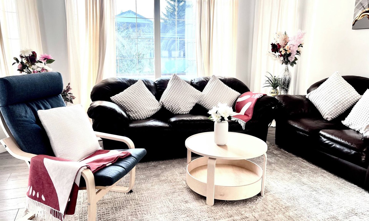 Shawnessy House | Bungalow | Upper Level | CT Train | Spruce Meadow