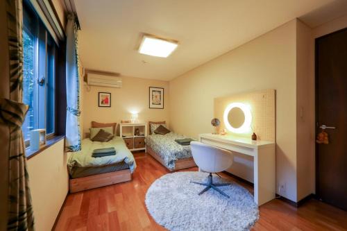 Setagaya House | Hanegi Park Dog Lover Home Stay - near Shimokitazawa, 10 min to Shibuya下北沢 渋谷至近 羽根木公園前の邸宅犬好きな方ホームステイ