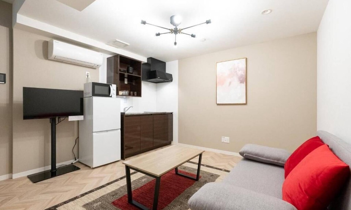 Hiroo Apartment | Luxury Living in Hiroo: Walk to Station Arisugawa Park. Direct to Ginza/Roppongi