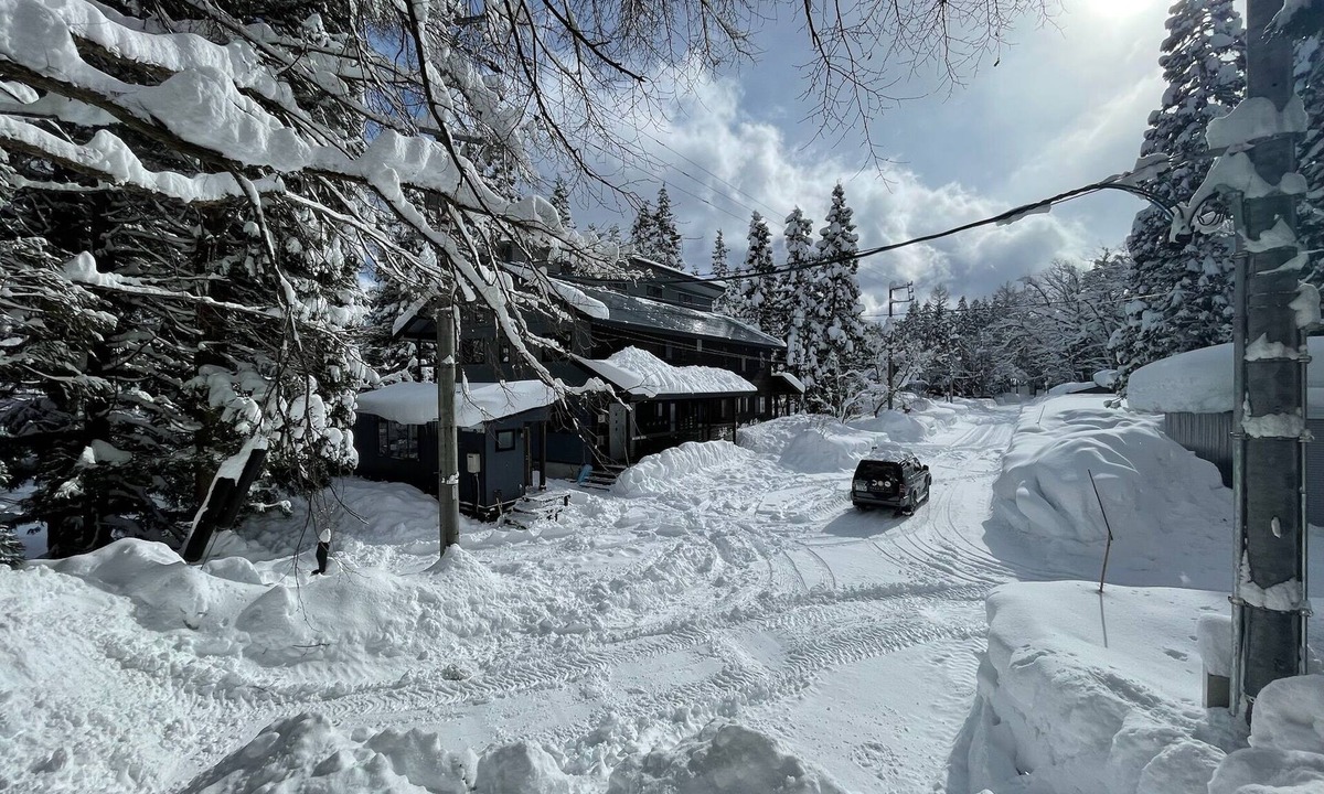 Iida Ski Chalet | Luxury Ski Chalet with Hot Tub Walk to Slopes Sleeps 13