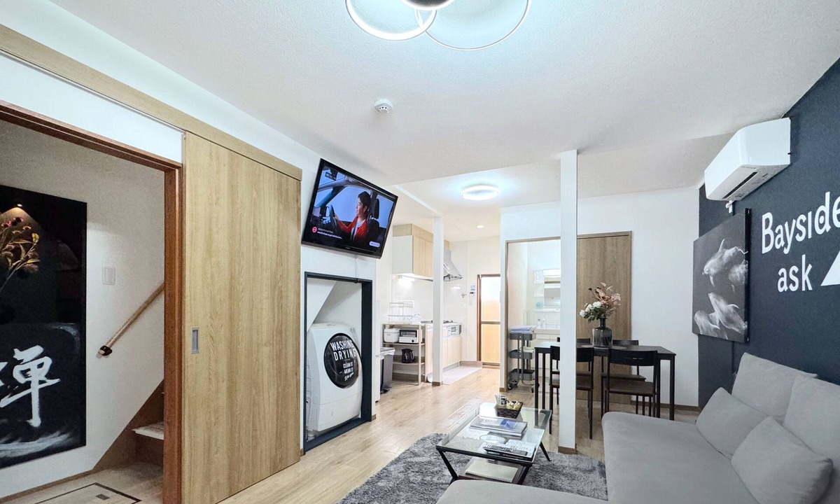 Minato House | [Popular Spot Near Osaka's USJ] Just a 10-minute boat ride to USJ! Just an 8-minute train ride to the Expo site! Just a 6-minute walk to Kaiyukan and Legoland! There's a limousine bus stop for Kansai Airport nearby!