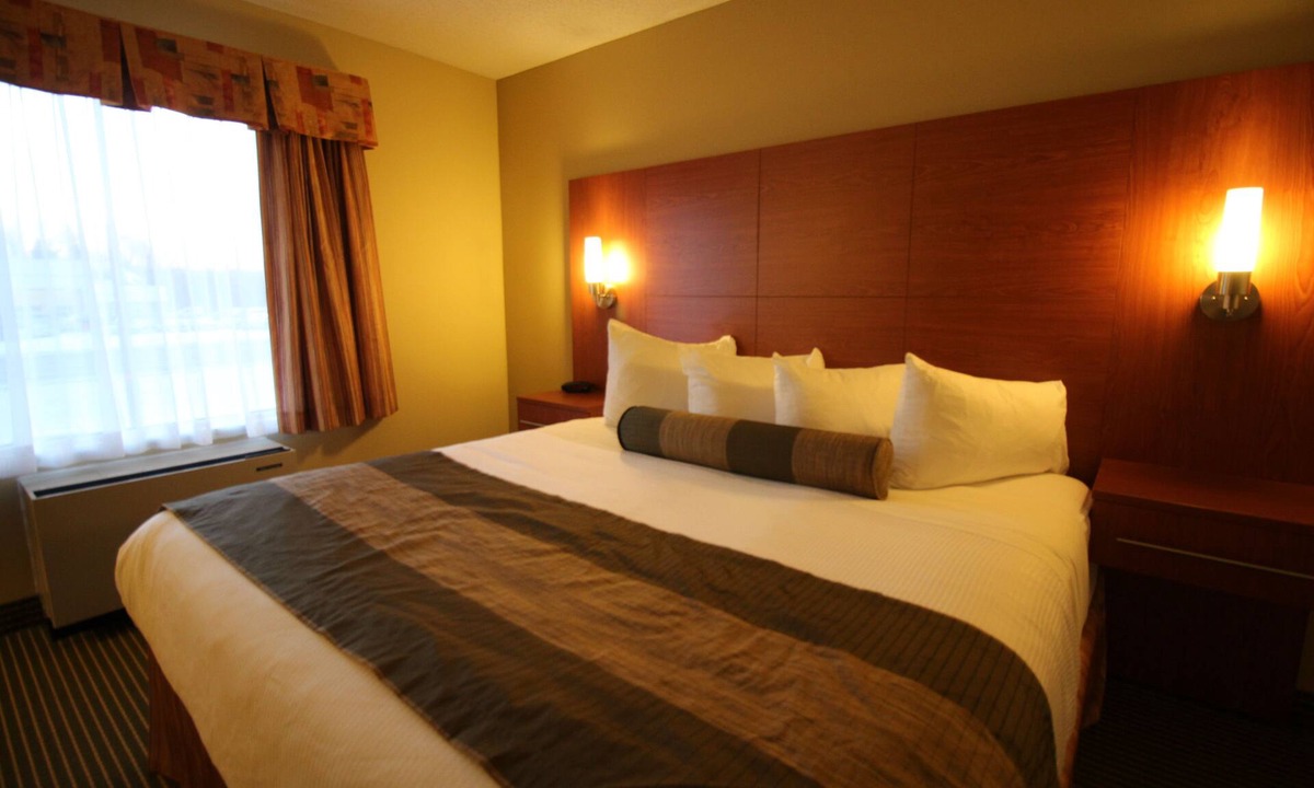 Hawkesbury Hotel | Quality Inn & Suites