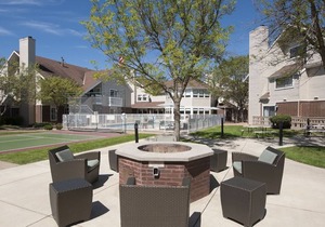 Just What You Were Looking For! Onsite Pool, Free Parking, Pets are Welcome! in Eagan