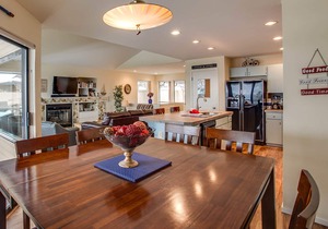 Spacious condo with pools, hot tub, & sandy beach access in Manson