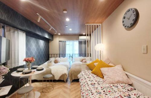 Kabukicho Apartment | ゴジラヘッドまで徒歩9分 最寄り駅まで4分 ダブルベッド数台ファミリー向け部屋