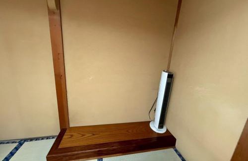 Kuwana Apartment | 桑名のお宿参宮通 駐車場物件前 長島スパーランド なばなの里 桑名駅徒歩圏一軒家 最大11名宿泊可能
