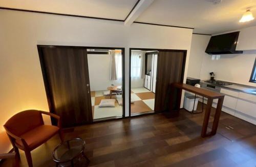 Oiso Apartment | 海まで徒歩1分 駅まで8分 畳でくつろぐフルリノベの静かなお家