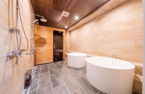 Ikuno Villa | 白 サウナ付きの大きなお風呂 駐車場は無料利用 寝室5つ バスルーム3台
