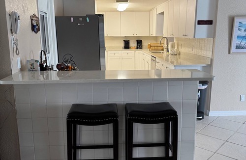 Gulf Harbors House | 2019 Lowe Pontoon, Mercury 115. Heated, caged, salt water pool on canal. Pets ok