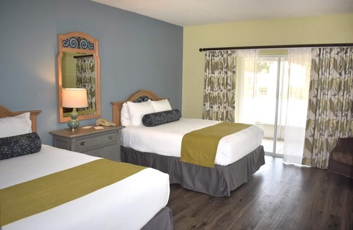 Crystal River Hotel | 4 Relaxing Units with Free Parking, Pool! Near Three Sister Springs