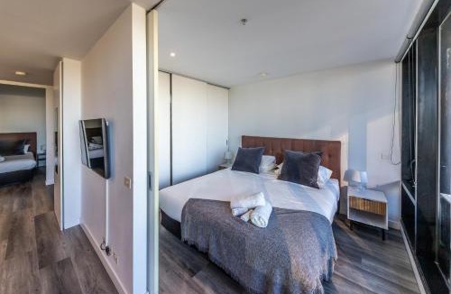 Melbourne Central Business District Apartment | Aura2107, CBD Entire 2 Bedroom Apartment with Balcony and Stunning Yarra River Views