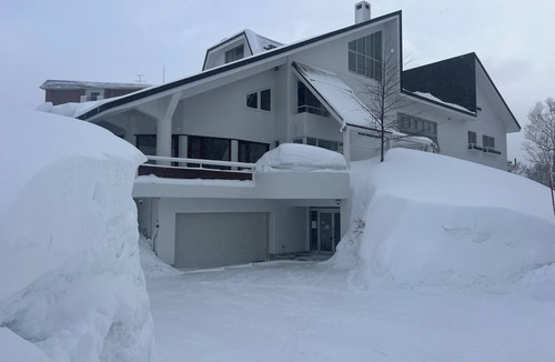 Madarao Mountain Resort Cabin | Beautiful Accom at World Class Resort: Nine-Bedroom Lodge In Madarao, Japan