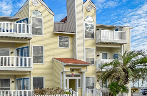 Corpus Christi Condo | Charming 1st floor 1-bedroom condo WiFi, Pool on enchanting North Padre Island