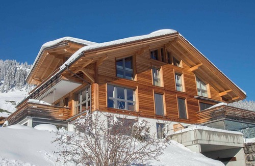 Adelboden Apartment | First-class vacation apartment with top views of the mountains.