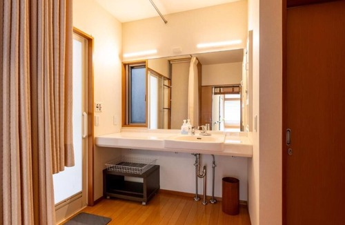 Hiroo Apartment | Luxury Living in Hiroo: Walk to Station Arisugawa Park. Direct to Ginza/Roppongi