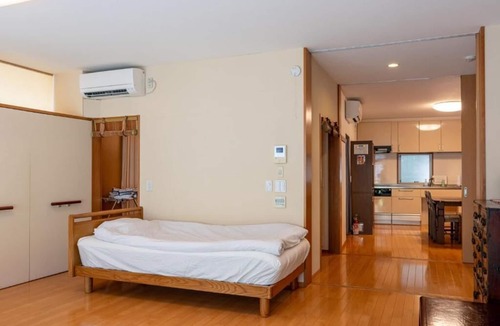 Hiroo Apartment | Luxury Living in Hiroo: Walk to Station Arisugawa Park. Direct to Ginza/Roppongi