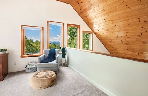 Jefferson House | Mountain Views, Hot Tub near Hiking, Ski & Santa`s Village