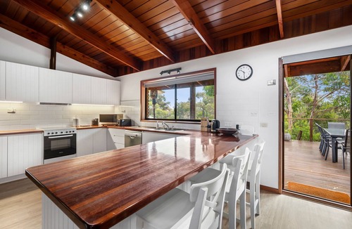 Anglesea House | Pool table, air hockey, ping pong & foosball! Close to the beach and shops.