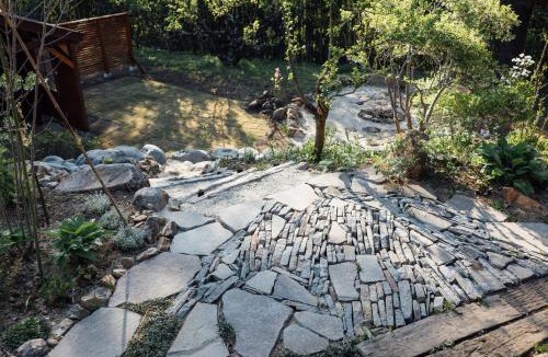 Nakagawa House | Private Log House with Trees & Garden 一棟貸し Log nagare