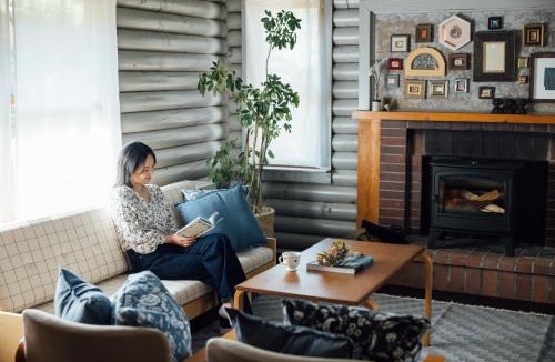 Nakagawa House | Private Log House with Trees & Garden 一棟貸し Log nagare