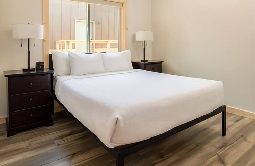 Boardman Hotel | Spacious Cabin w/King & Queen Beds, Fireplace, Kitchen! Free Parking, Pool