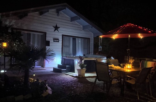 Buchanan Dam Cabin | Texas Lake cabin , private hot tub , outdoor kitchen . Pool & kayaks shared .