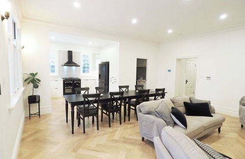 Glenelg House | 'THE COTTAGE' at Gordon St Villas - luxury accom. for 8 in the Heart of Glenelg