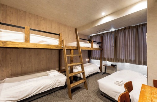 Motomatchi Hotel | WellStay Namba 5person room with desk - WELLSTAY Namba 9F 5 person room with desk/Osaka Ōsaka
