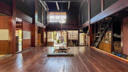 佐渡島に残る築130年の伝統的な古民家｜東夢 in Sado