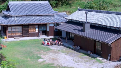 草地家 猫と図書館のある宿 in Minamiawaji