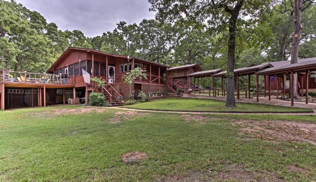 1-Acre Rustic Lake Resort with Outdoor Entertainment in Malakoff
