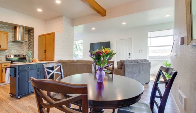 1 Mi to Dtwn Coos Bay: Sleek Apt w/Deck & Views! in Coos Bay