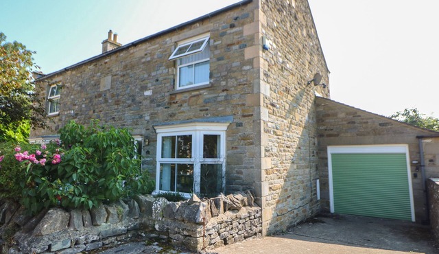 10 OLD SCHOOL CLOSE, pet friendly, with open fire in West Witton in Leyburn