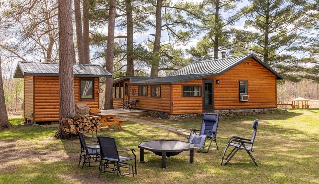 100+ Remodeled Log Cabin-lake access-private dock in Hackensack