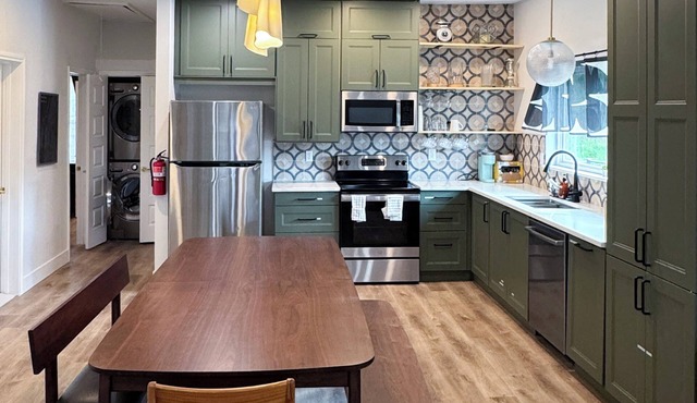 16 guests, 3 Full Baths, 2 sets W/D, RV Parking in Denton