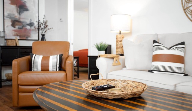 2 BR/1BA/IMMACULATE/DOWNTOWN. HIIKE THE CANYON. PETS WELCOME with SMALL FEE. in Canyon