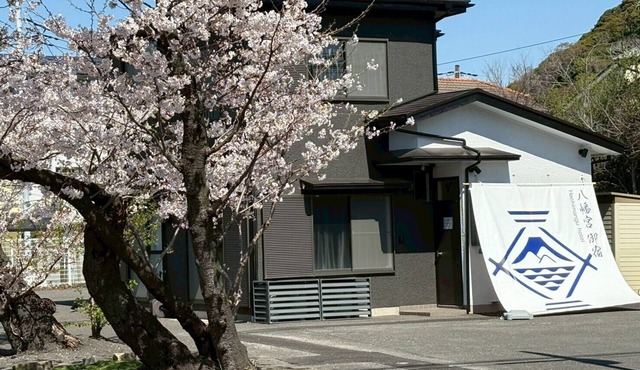 2 minutes walk from Tsurugaoka Hachimangu Shrine] Renting out a whole building|adjacent free parking lots (multiple) |Up to 10 people can be consulted|New full renovation