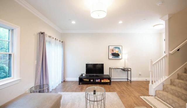2-story/spacious/secure close to food/stores in Pasadena