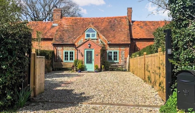 3 bedroom accommodation in Chalkhouse Green, near Reading in Reading