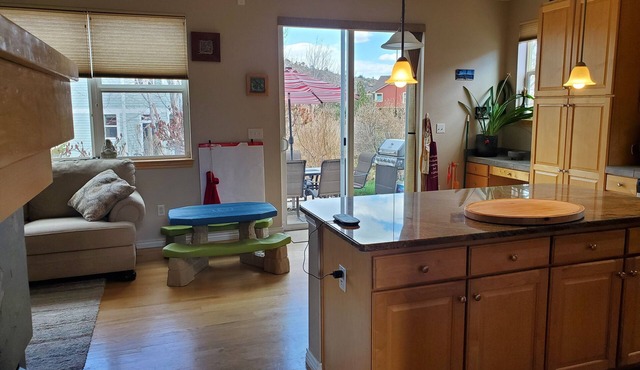 3 Level House: 4 Bdrm/3.5 bath: Sleeps 8 n+2-4 possiblen-180 day minimum in Lyons
