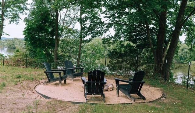 #3 Riverfront Lodging. Beach, Boat, Fish, Hike. in Poynette