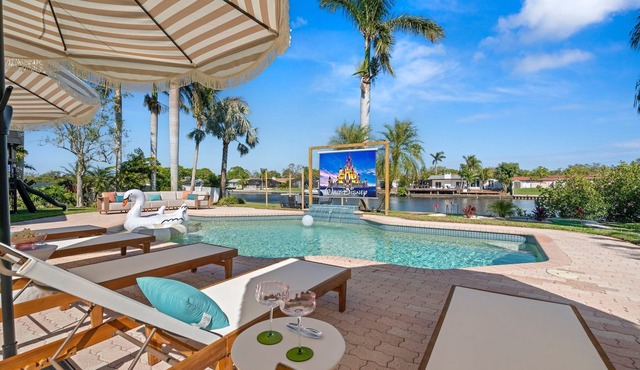 5 Bedroom Waterfront Retreat - Heated Pool, Mini Golf & Games! Sleeps 18 in Largo