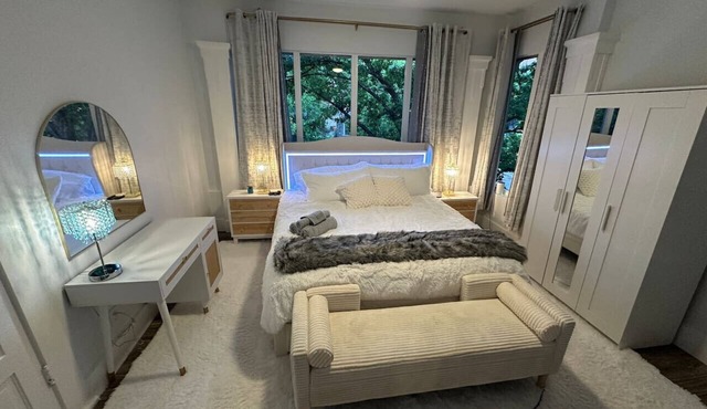 8BR 2 Kitchens Walk to UT Huge TV Massage in Austin