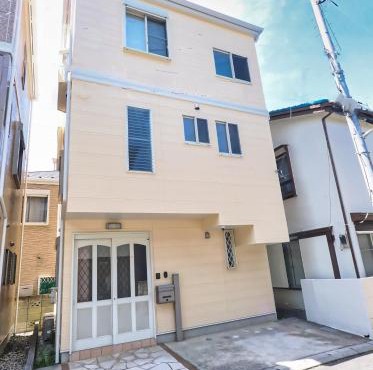 A whole-house rental in Central Ichikawa City with parking-Ideally located within walking distance of 3stations on 3 railway lines connecting to Tokyo Skytree-18min, Asakusa-20min, Disney-22min, & Narita and Haneda airport-Sakura Private Vacation House