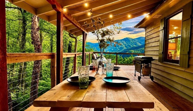 Above the Clouds Cabin, Your luxury mountain retreat in Franklin