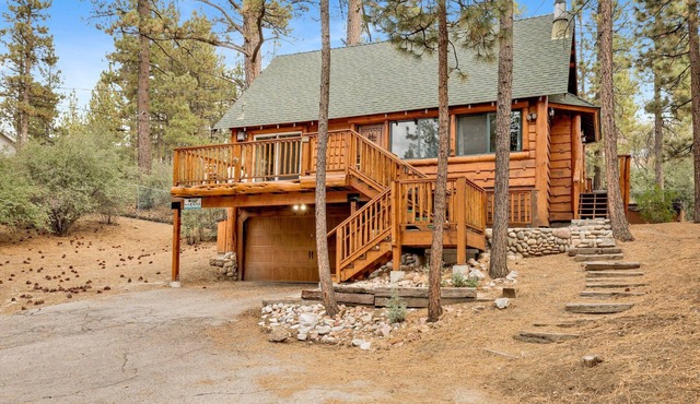 Authentic 3BR Log Cabin: New Hot Tub, & Modern Kitchen in Big Bear City
