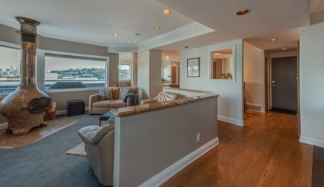 Awesome view. Huge deck. Fabulous Fremont 2BR. in Seattle