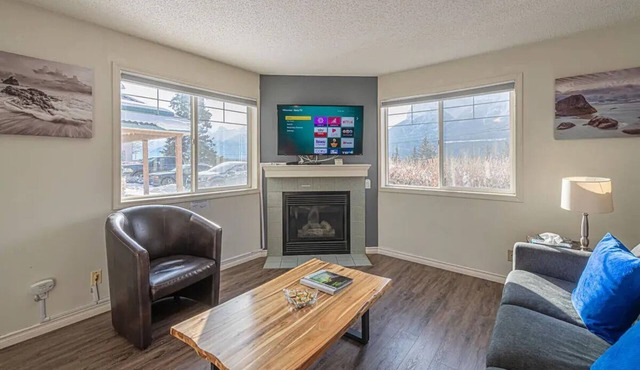 B211 Banff Boundary Suite- A/C, Hot tub, Free parking, View, BBQ courtyard in Harvie Heights